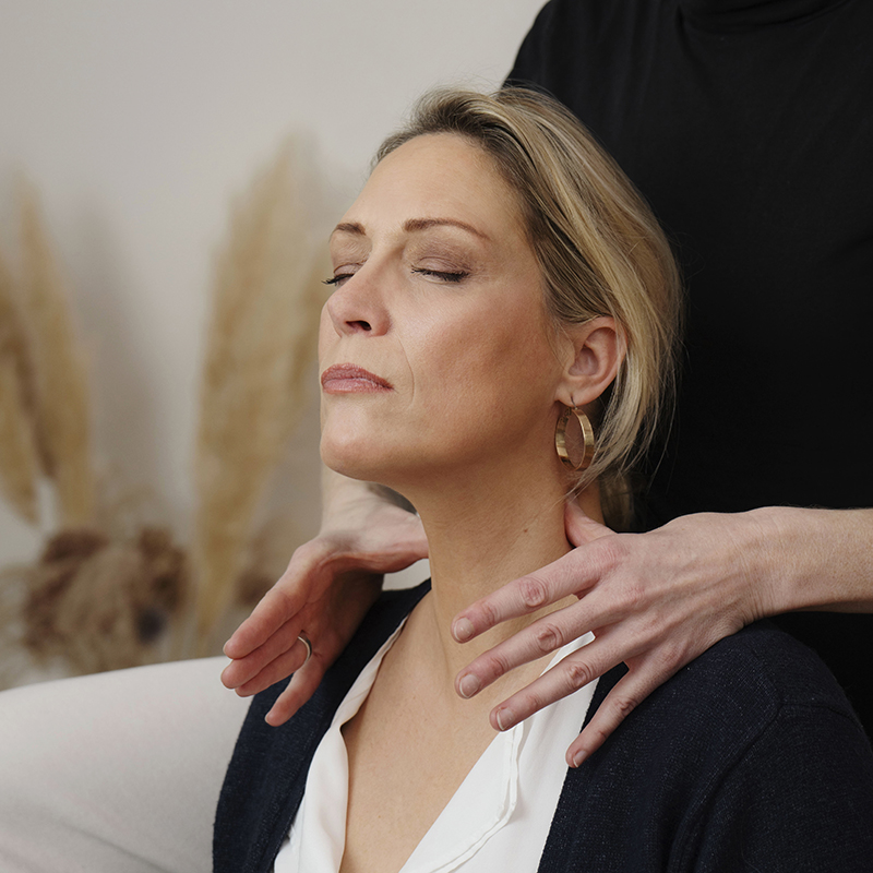 Shiatsu Praktikerin Ricarda Linnenbrink während Shiatsu Behandlung