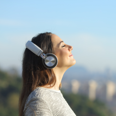 Entspannte Frau beim Musik hören